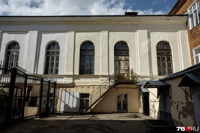 С этой стороны здания&nbsp;— высокие узкие окна | Источник: Александр Куренной / 76.RU