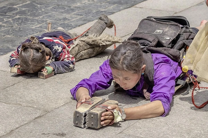 Тибетская семья совершает ритуал кору в Лхасе | Источник: CAROL FOOTE