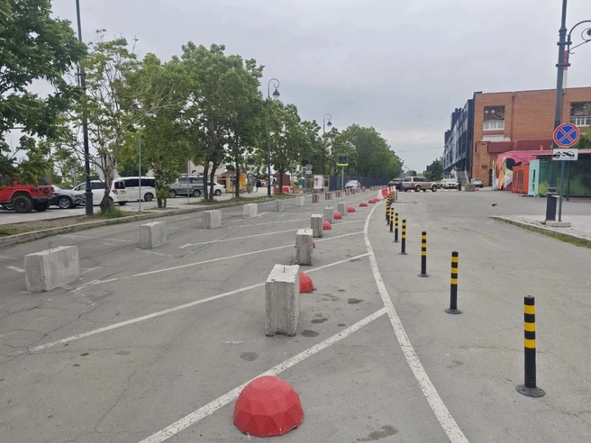 Парковку закрыли на набережной Спортивной гавани | Источник: vlc.ru