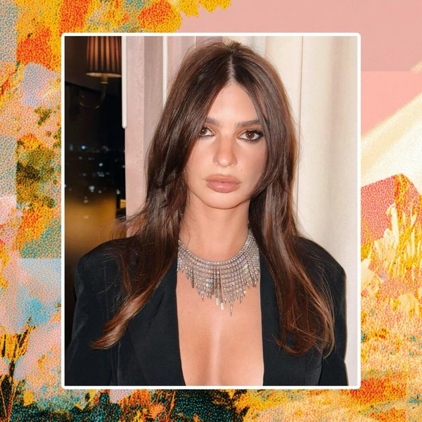 Как носить смоки айс осенью 2025: идея модного макияжа от Эмили Ратаковски | Источник: theGirl