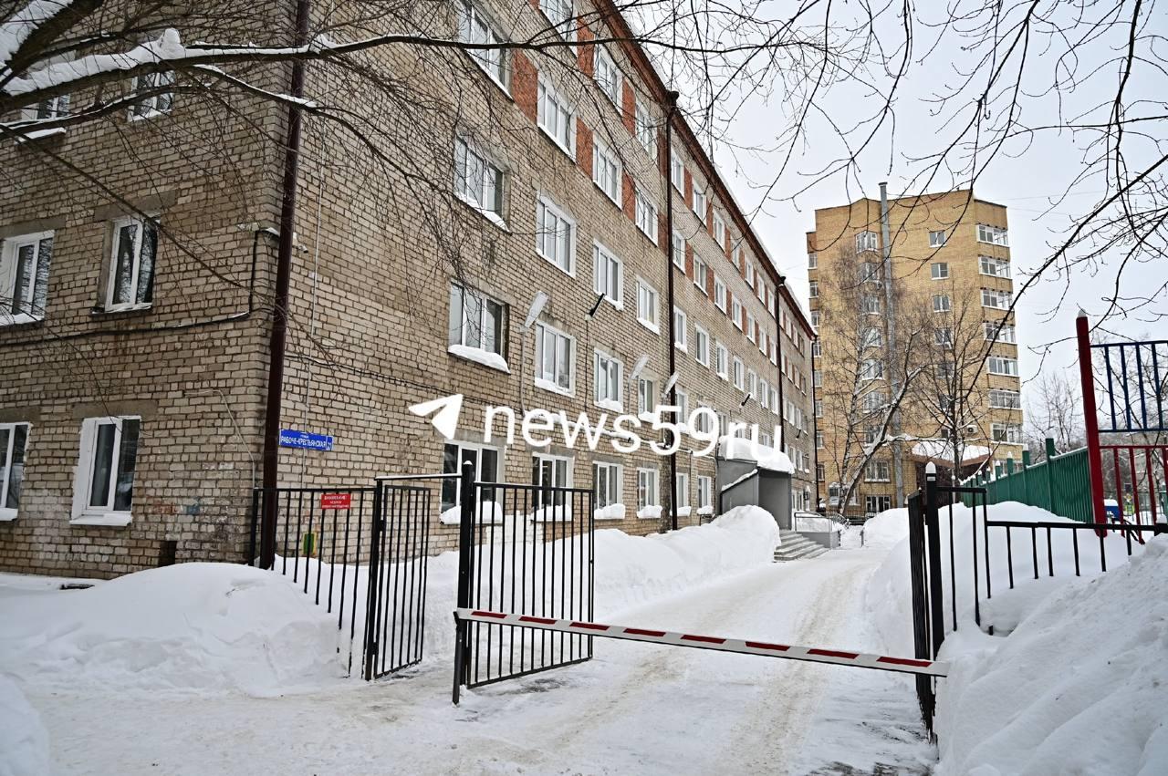 «Душевые у нас оставляют желать лучшего»: в душе пермского общежития умер студент — подробности 
