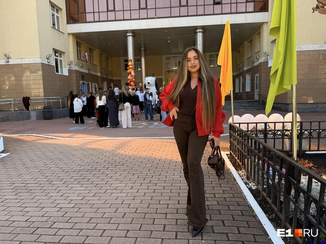 Несмотря на то что Алина не успела продумать образ, пришла очень нарядной | Источник: Дарья Костомина / E1.RU