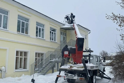 В Костроме очищают крыши школ и детсадов от снега
