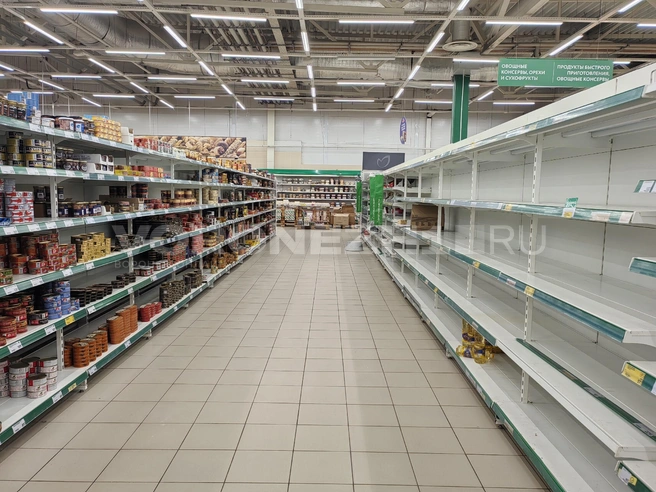 Пустые стеллажи особенно контрастно смотрятся на фоне заполненных | Источник: Андрей Пашинский / Voronezh1.ru