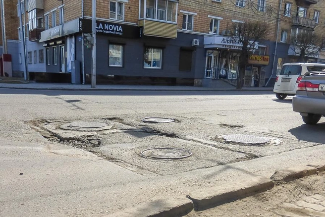 Крышка люка оказалась не чугунной, а самодельной из листового железа, изнутри на ней были наварены куски арматуры | ngs24.ru