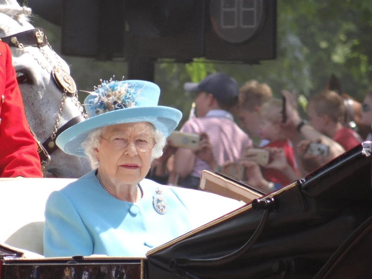 95-летняя Елизавета II заболела коронавирусом