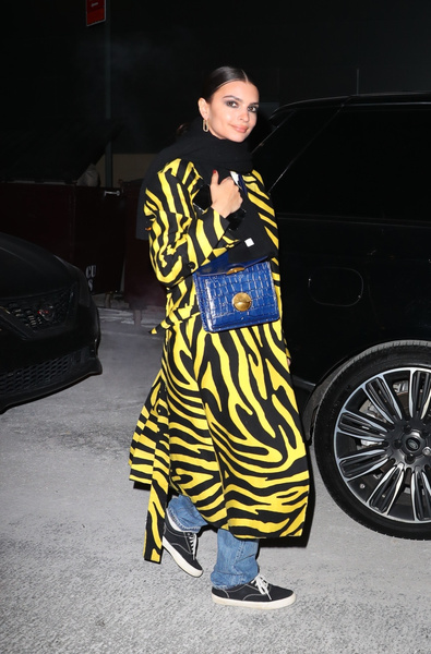 Яркий тренч с принтом «зебра»: эффектное появление Эмили Ратаковски на Неделе моды в Нью-Йорке