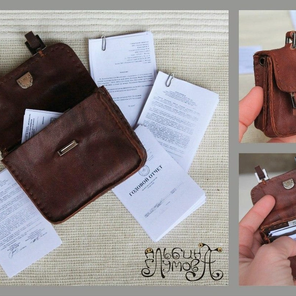 В чемодане Владимира лежат важные документы | Источник: Авторские куклы Альбины Глумовой / Vk.com