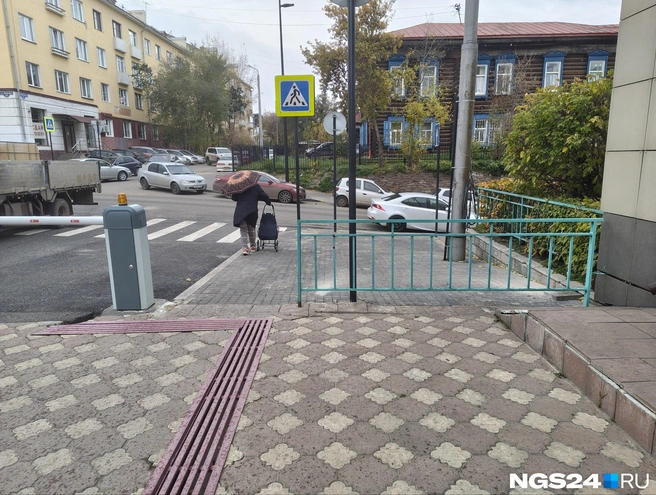 С другой стороны точно такой же забор, но небольшой проход все же обеспечен | Источник: Геннадий Денисов / NGS24.RU