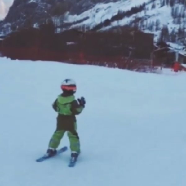Четырехлетний сын теледивы уже уверенно держится на лыжной трассе