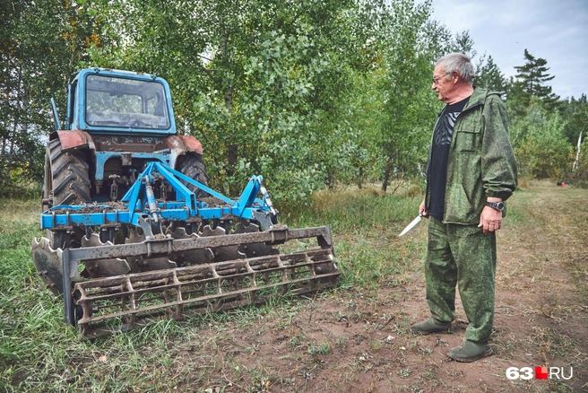 Главный помощник Абрамовых — трактор | Источник: Роман Данилкин / 63.RU