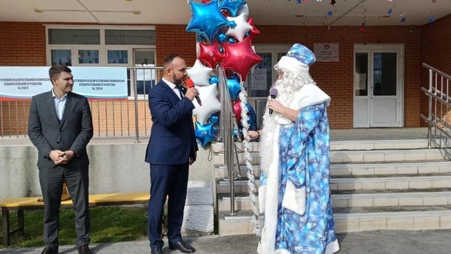 В школу на лодке, Дед Мороз на линейке и другая дичь на линейках 1 сентября в разных городах