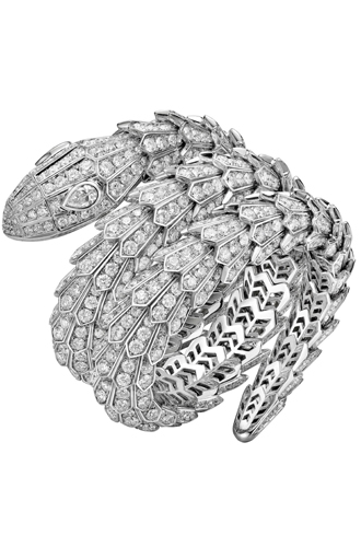 Кольцо из коллекции Serpenti: белое золото, два грушевидных бриллианта и паве из бриллиантов.