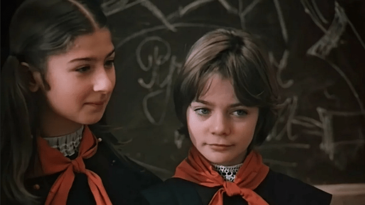 Во что играли девочки в СССР: Пиковая дама, «секретики» и анкеты для друзей