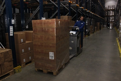 На заводе в Новосибирске ящик травмировал сборщика