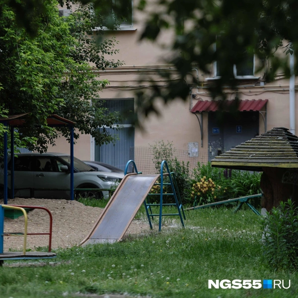 Песка для детворы привезли с избытком | Источник: Евгений Софийчук / NGS55.RU