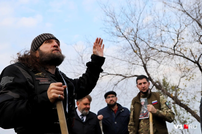 Каждый проходящий мимо узнает историю погибших бойцов | Источник: Константин Завриков / V1.RU