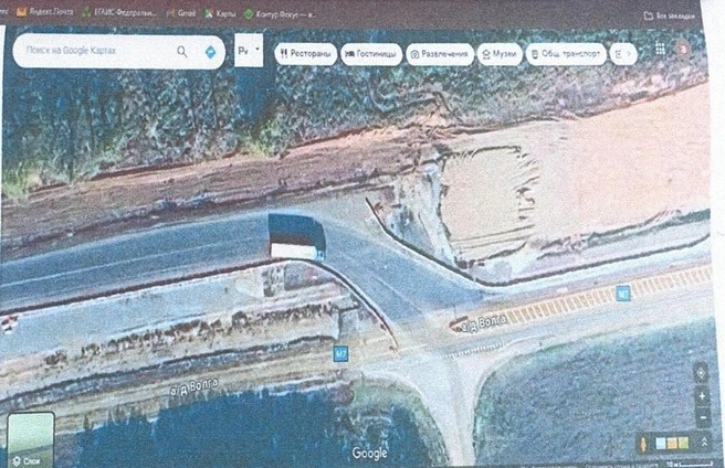 Авария произошла в месте, где двухкилометровая дорога-дублер поворачивала в сторону основной трассы М-7. Volkswagen двигался по дороге, примерно как белый грузовик на фото | Источник: из материалов дела