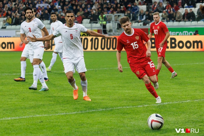 Крылья в футболе слабо помогают | Источник: Алексей Волхонский / V1.RU