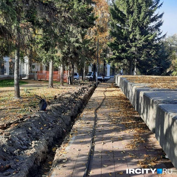 Копаются в траншее | Источник: Виктор Лучкин / «ИрСити»