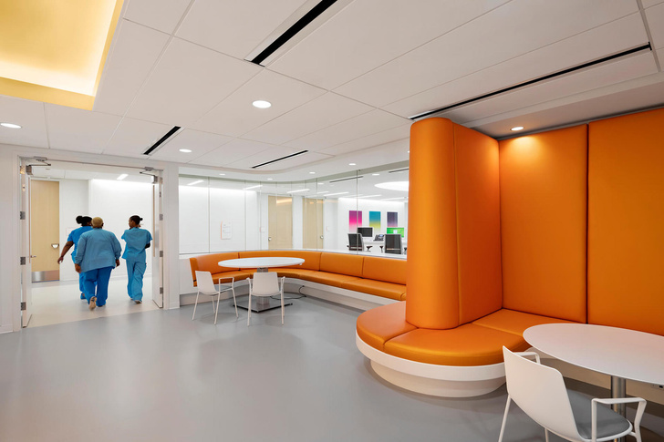 Яркая больница в Чикаго лечит дизайном (фото 7)