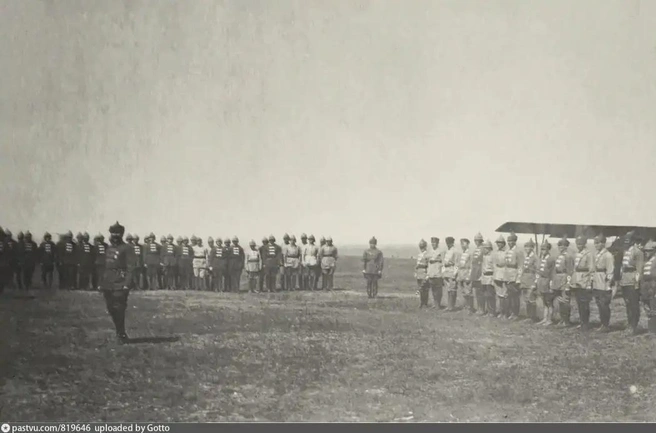 1924 год. Личный состав 9-го и 10-го авиаотрядов на построении по случаю прибытия на Нижне-Гниловской аэродром С. М. Буденного | Источник: Музей ЮВО