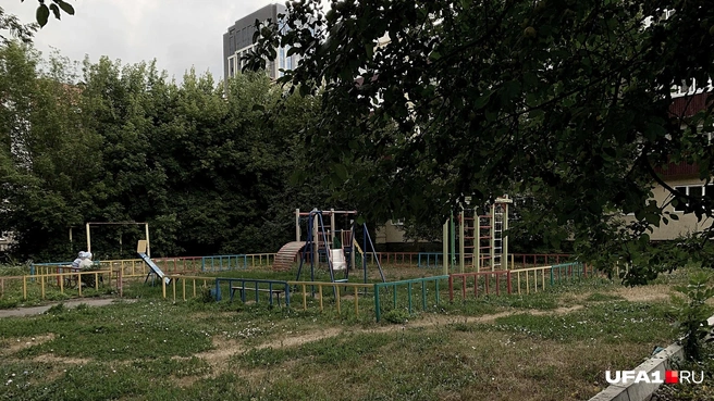 Гаражи, где изнасиловали и убили девочку, стояли на месте этой детской площадки | Источник: Андрей Бирюков / UFA1.RU