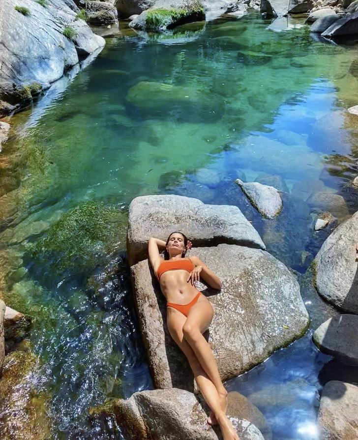 Будни супермодели: Сара Сампайо в алом купальнике на пляже в Португалии