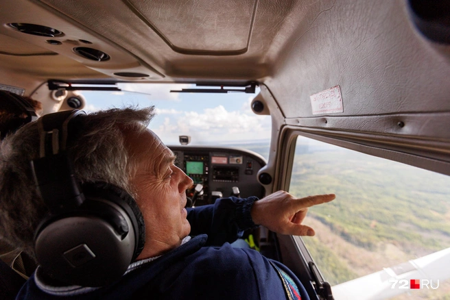 С высоты Сергей замечает все изменения в лесу. За годы работы научился точно различать пыль и еле-еле заметный дым от начинающегося пожара  | Источник: Ирина Шарова / 72.RU 
