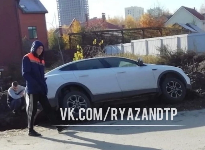 В Рязани автомобиль провалился в траншею | 62.ru