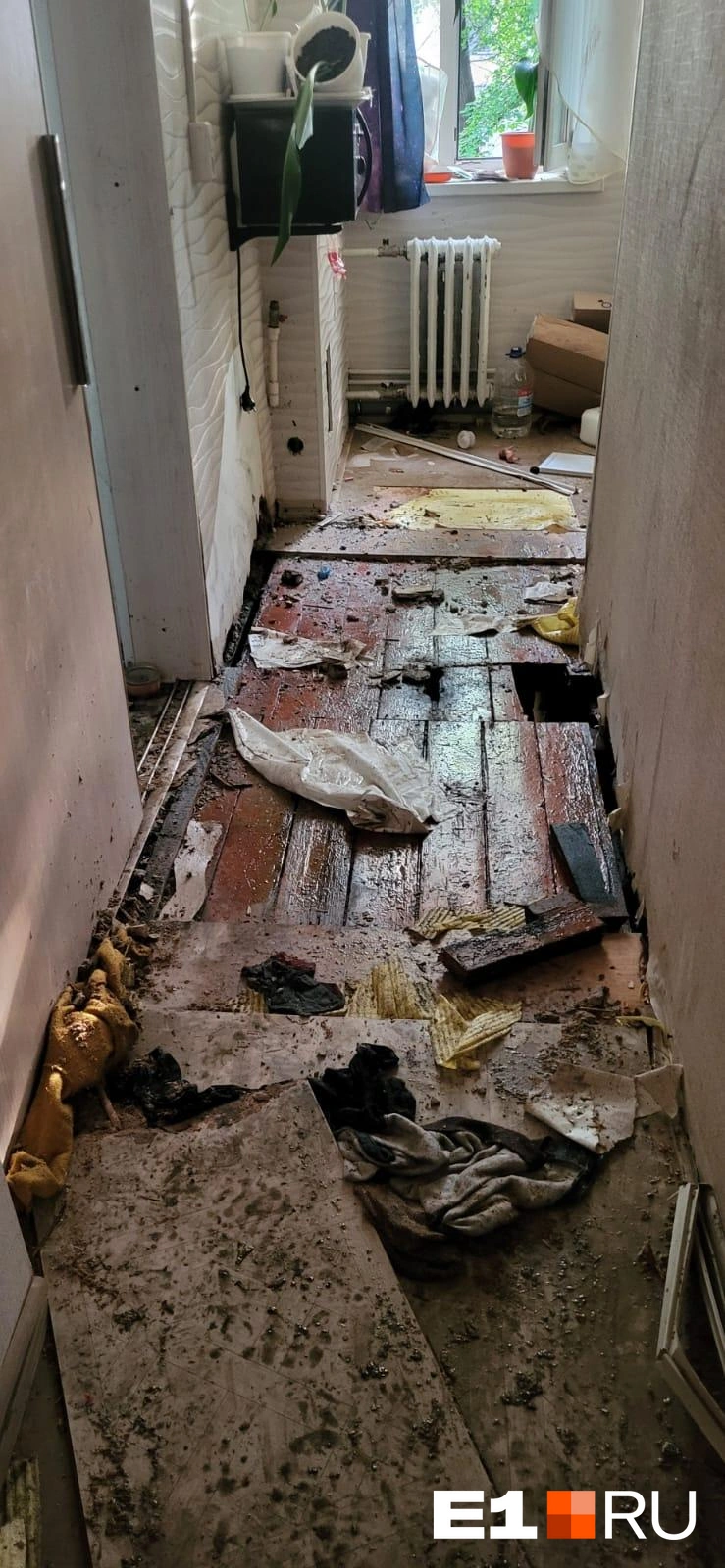 Пожарные снимали покрытие, чтобы добраться до огня, из-за которого в полу остались дыры | Источник: читательница E1.RU