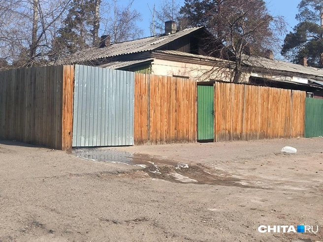 Некоторые жители выливают отходы, не выходя из ограды | Источник: Руслан Симушин / CHITA.RU