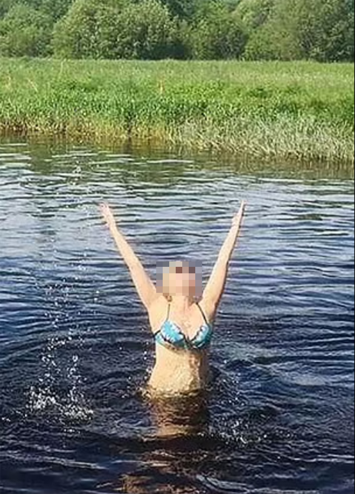 Человек выйдя из реки после купания. Тело утонувшей женщины на реке. Женщина утонула в проруби в Ленинградской области.