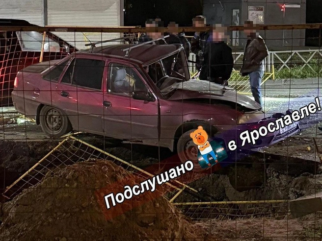 Легковушка оказалась сильно повреждена | Источник: Подслушано в Ярославле! / Vk.com