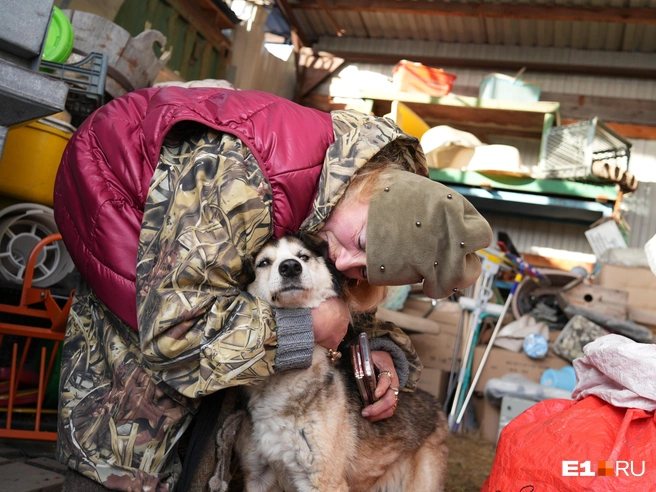 Жуля — друг Людмилы, помогает ей в торговле | Источник: Кирилл Кушнов / E1.RU