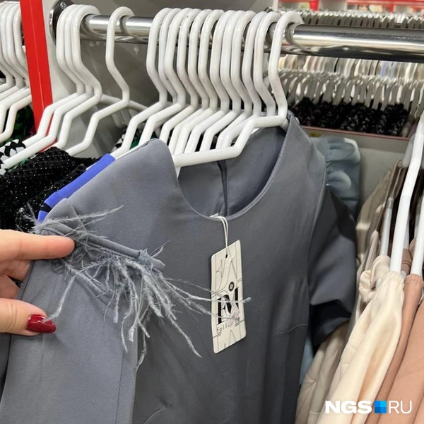 Платье с модными в этом сезоне перьями тоже имеется в наличии | Источник: Настасья Медведева / NGS.RU