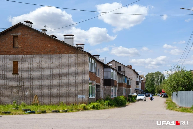 Жители обращали внимание на состояние крыши в двухэтажке — говорят, протекает | Источник: Булат Салихов / UFA1.RU