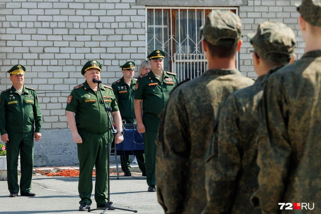 Порядка десяти человек из числа призывников на срочную службу получили повестку на Дзержинского  | Источник: Ирина Шарова/72.RU