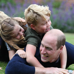 Принц Уильям отчитал папарацци, снимавшего его детей — видео стало вирусным