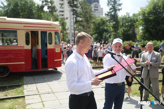 Группа «СибирьИнвест» передала мэру дарственную грамоту на отреставрированный трамвай | Источник: Александр Ощепков / NGS.RU
