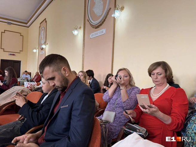 Пока одни подкрашивались, другие просто сидели в телефоне | Источник: Дарья Костомина / E1.RU