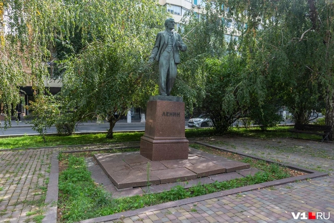 С 2023 года скульптура накренилась еще сильнее | Источник: Константин Завриков / V1.RU