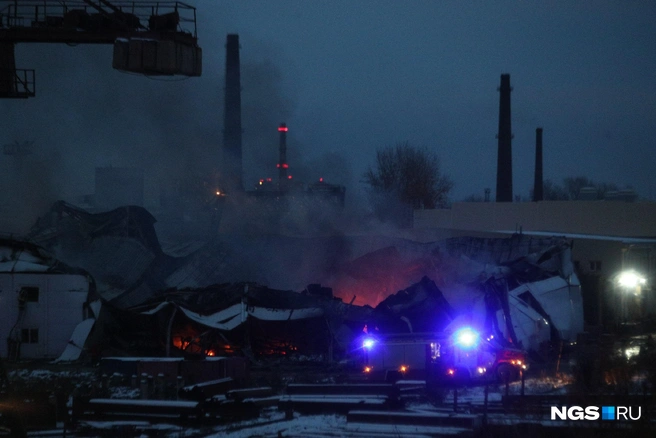Пожарные не допустили перехода огня на рядом расположенное складское здание | Источник: Андрей Бортко / NGS.RU