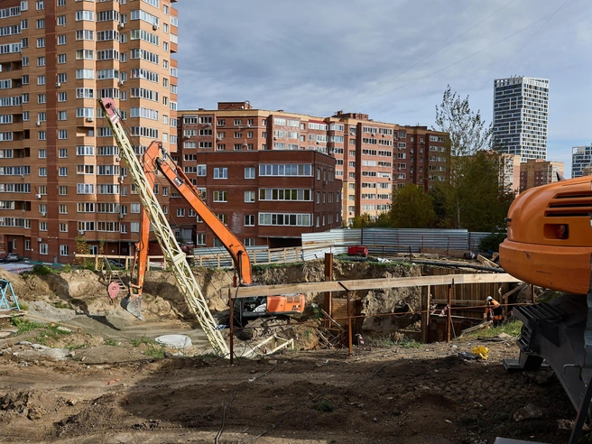 Полностью завершить работы на месте провала планируют к ноябрю | Источник: Александр Ощепков / NGS.RU