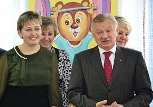Олег Ковалев поздравил рязанок с праздником весны | ya62.ru