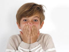 Почему детям вредно сосать палец и грызть карандаши: отвечает стоматолог