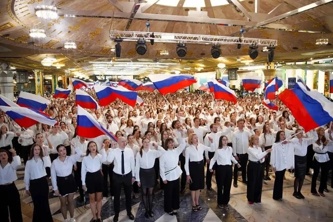 Традиционный флешмоб компании посетили сенатор и депутат | Источник: пресс-служба «Сима-ленда»