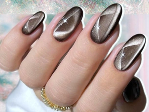 7 блестящих маникюров с эффектом «кошачий глаз» на Новый год 2026