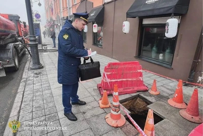 В центре Владивостока обрушился тротуар
