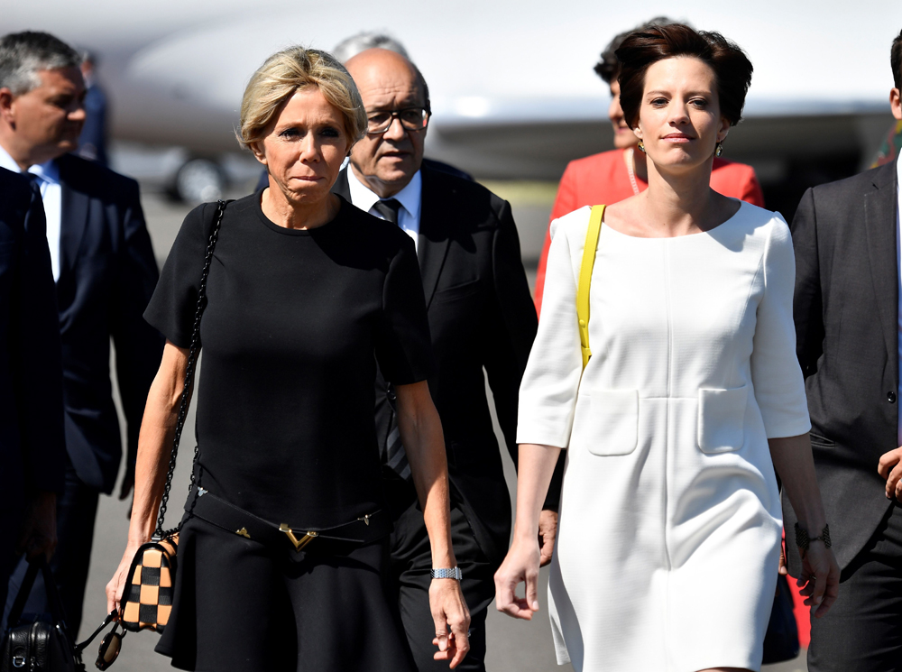 Первая леди Франции Бриджит Макрон и подруга бельгийского премьера Амели Дербаудренгьен: встреча на летном поле про прибытии француженки в Брюссель, 25 мая 2017 г. | marieclaire.ru